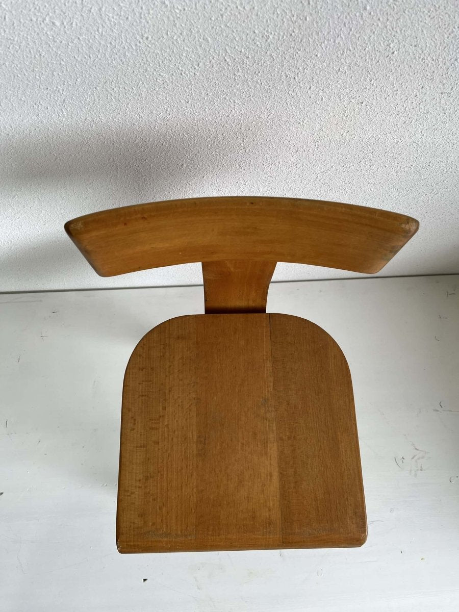 
                  
                    Vintage schoolstoeltje - LOUI.STORE
                  
                