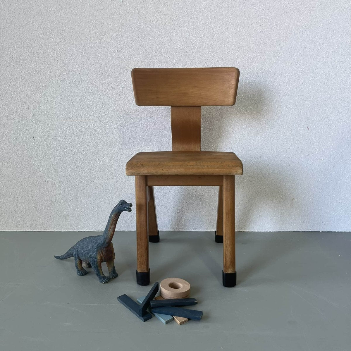 
                  
                    Vintage schoolstoeltje - LOUI.STORE
                  
                