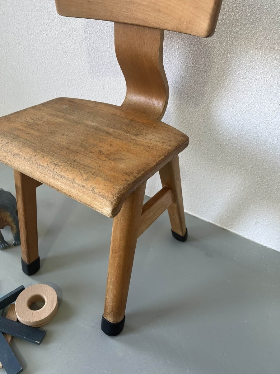 
                  
                    Vintage schoolstoeltje - LOUI.STORE
                  
                