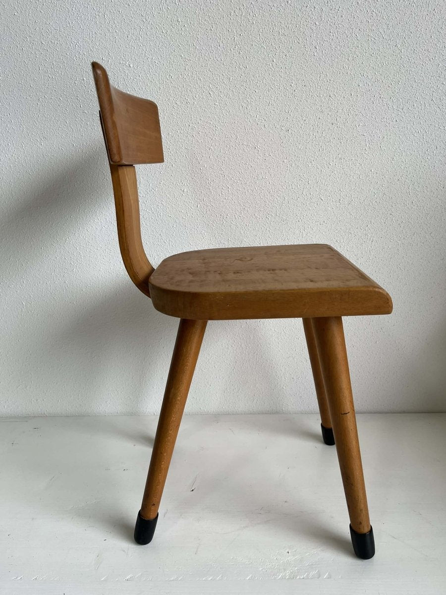 
                  
                    Vintage schoolstoeltje - LOUI.STORE
                  
                
