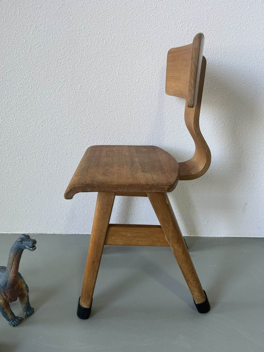 
                  
                    Vintage schoolstoeltje - LOUI.STORE
                  
                