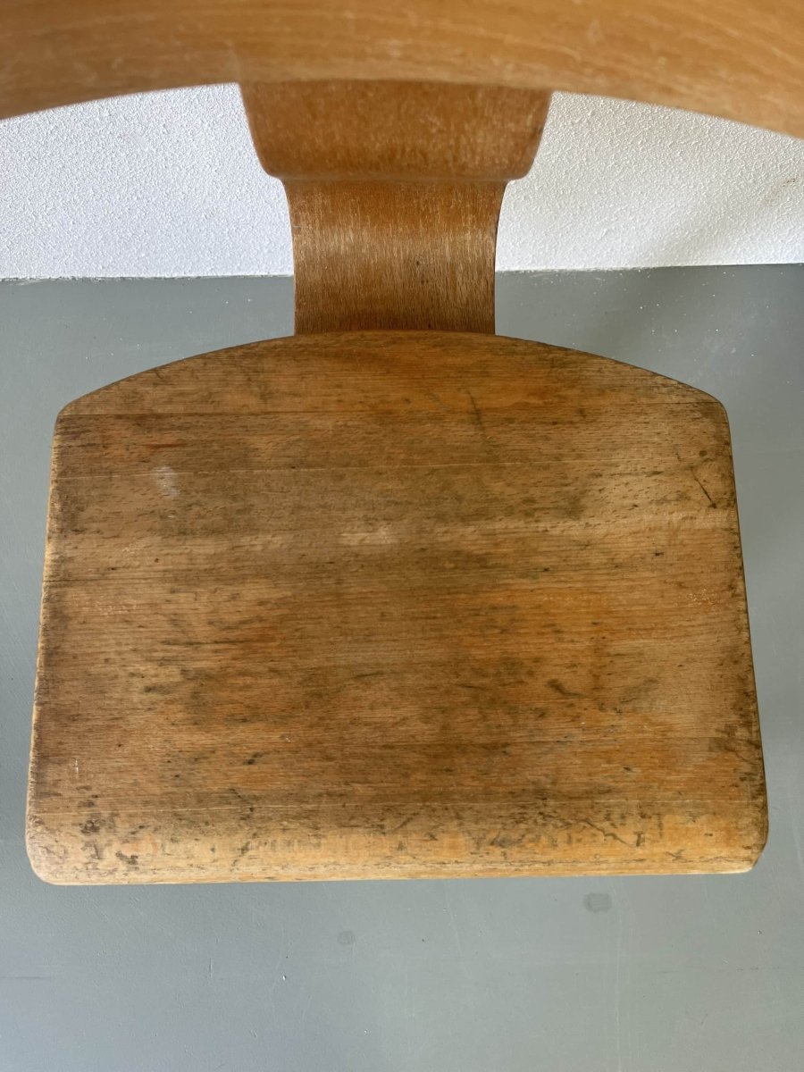 
                  
                    Vintage schoolstoeltje - LOUI.STORE
                  
                