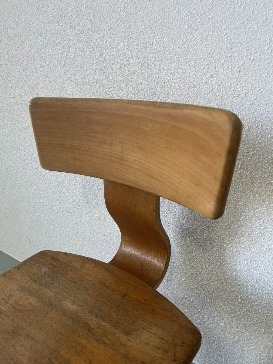 
                  
                    Vintage schoolstoeltje - LOUI.STORE
                  
                