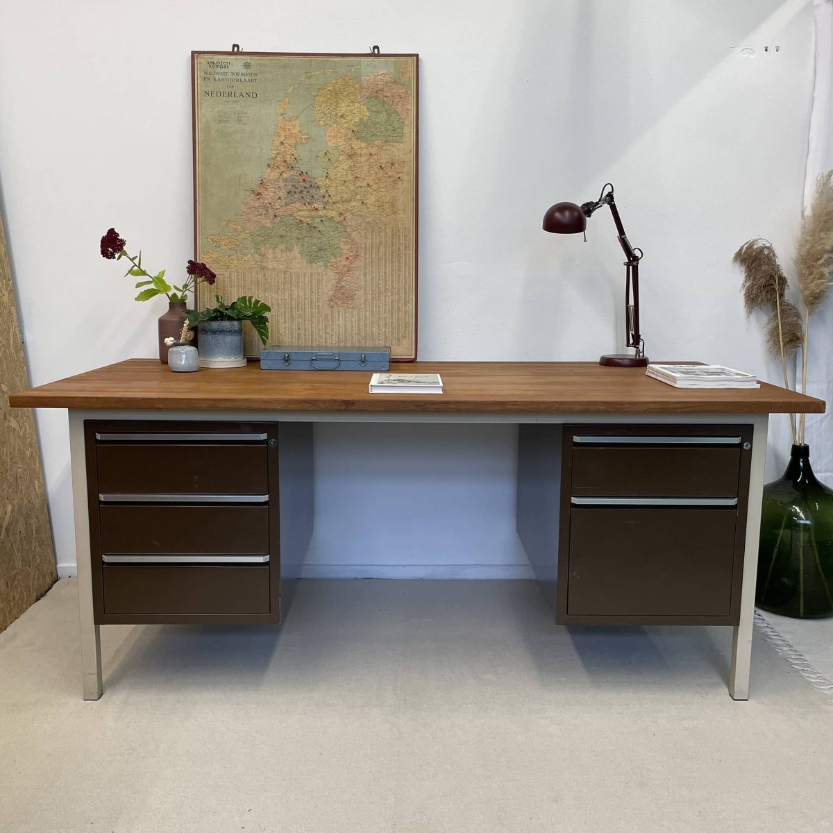 
                  
                    Vintage stalen bureau houten blad - LOUI.STORE
                  
                