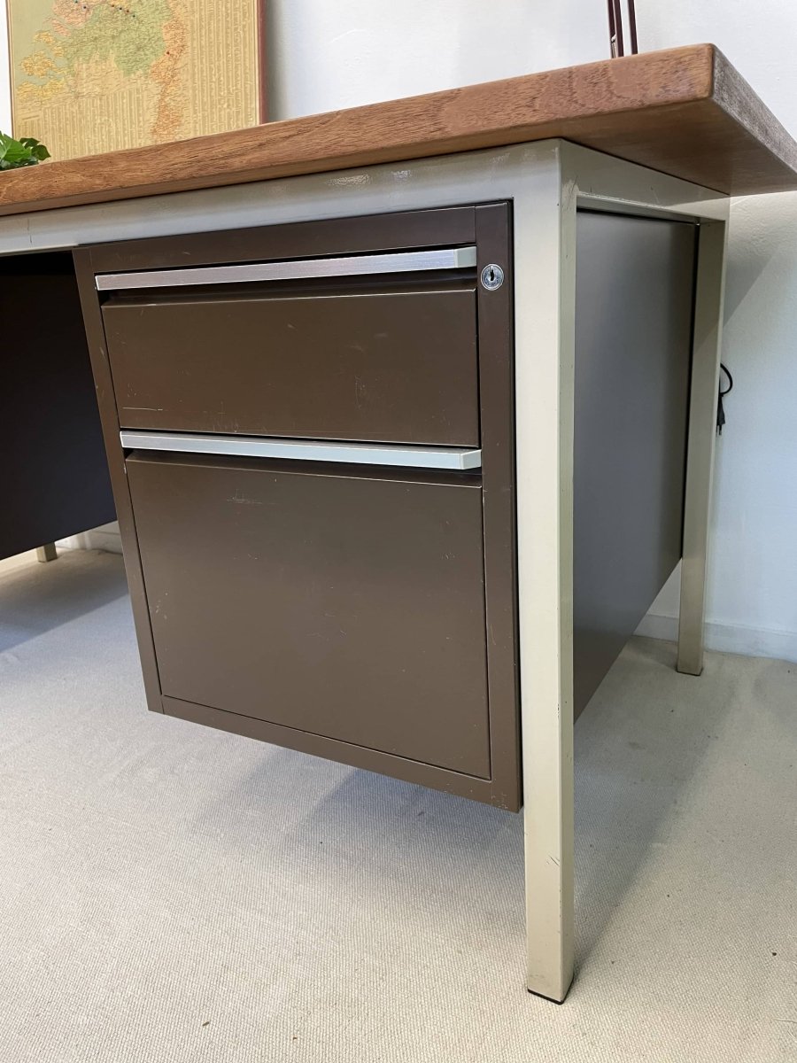 
                  
                    Vintage stalen bureau houten blad - LOUI.STORE
                  
                