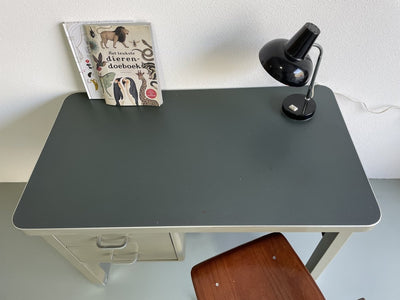 
                  
                    Vintage stalen bureautje - LOUI.STORE
                  
                