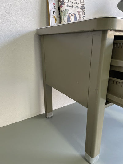 
                  
                    Vintage stalen bureautje - LOUI.STORE
                  
                