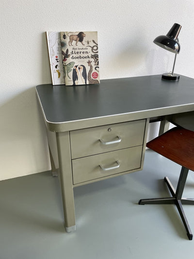 
                  
                    Vintage stalen bureautje - LOUI.STORE
                  
                