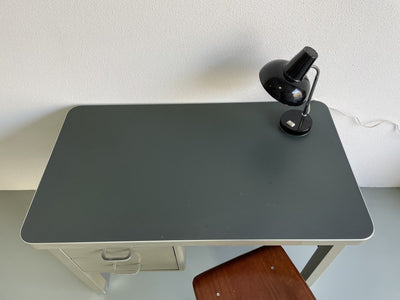 
                  
                    Vintage stalen bureautje - LOUI.STORE
                  
                