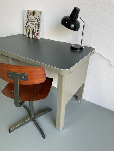 
                  
                    Vintage stalen bureautje - LOUI.STORE
                  
                