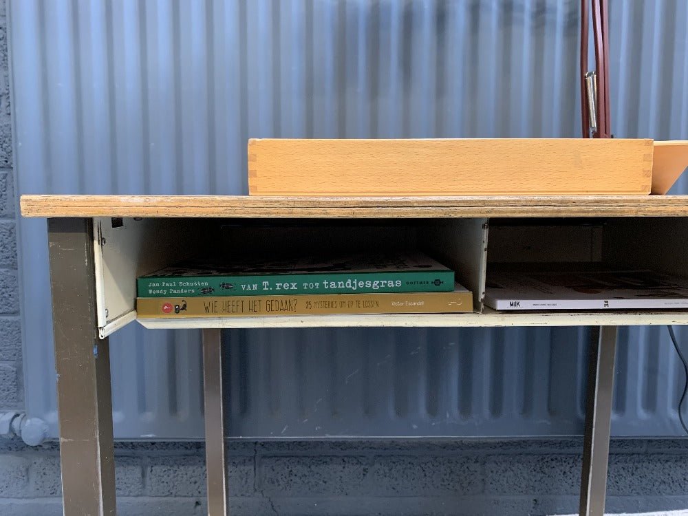 
                  
                    Vintage stalen schoolbureautje - LOUI.STORE
                  
                