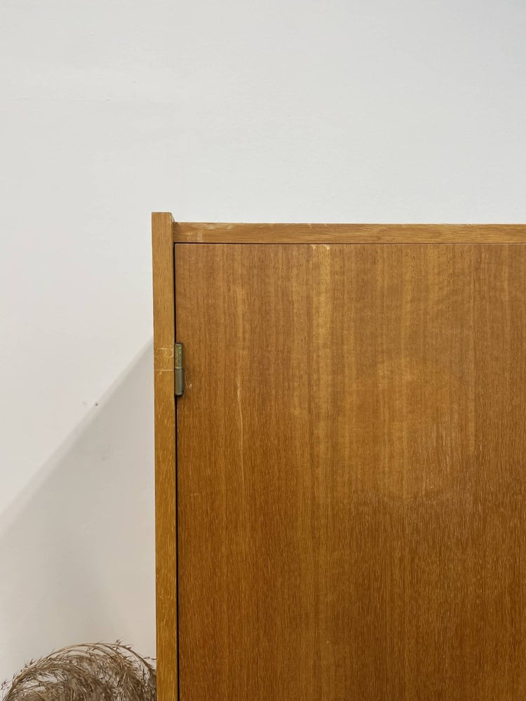
                  
                    Vintage strakke kledingkast - LOUI.STORE
                  
                