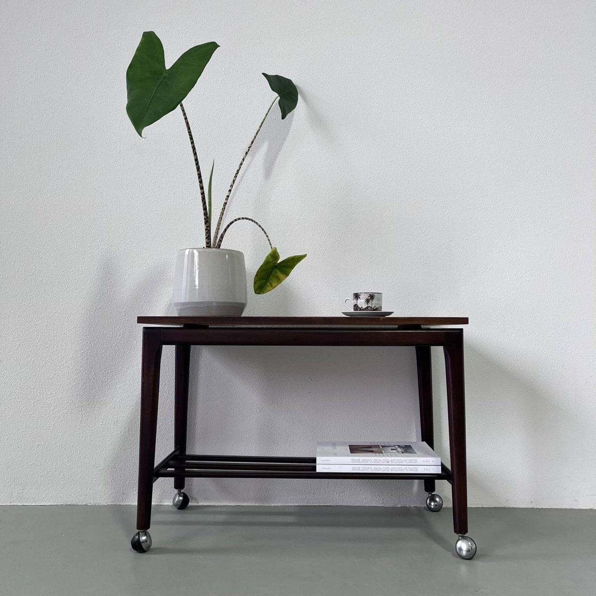 
                  
                    Vintage trolley - LOUI.STORE
                  
                