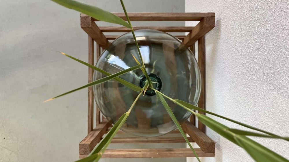 
                  
                    Vintage vaas in krat - LOUI.STORE
                  
                