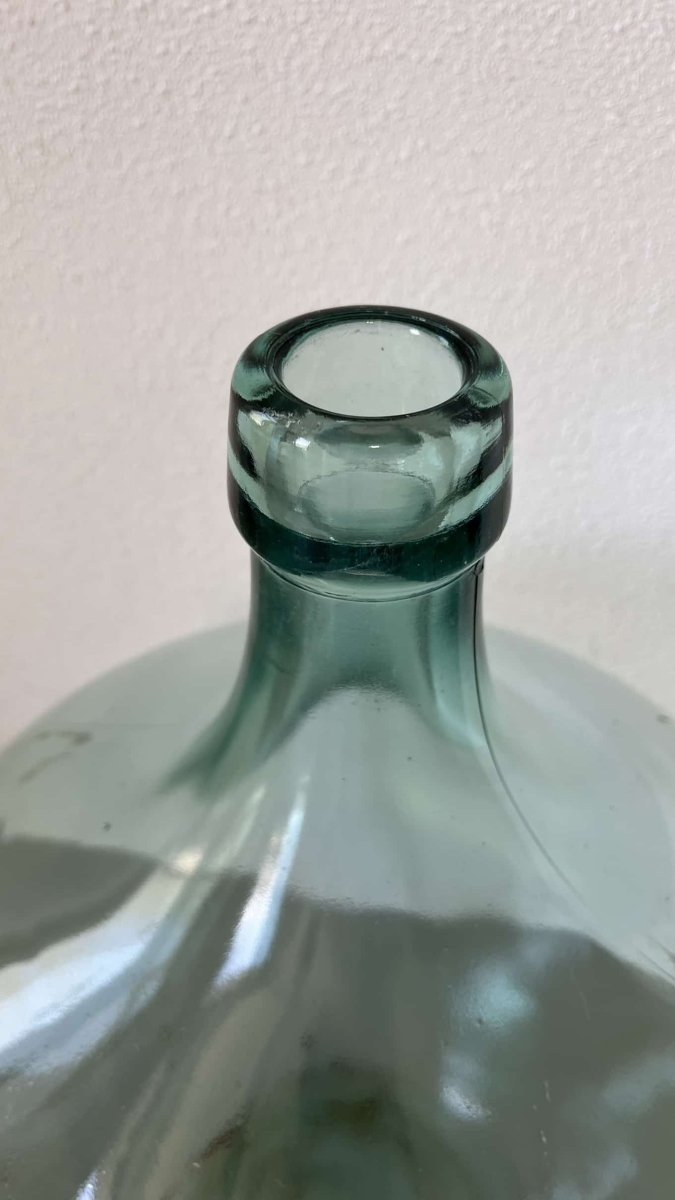 
                  
                    Vintage vaas in krat - LOUI.STORE
                  
                