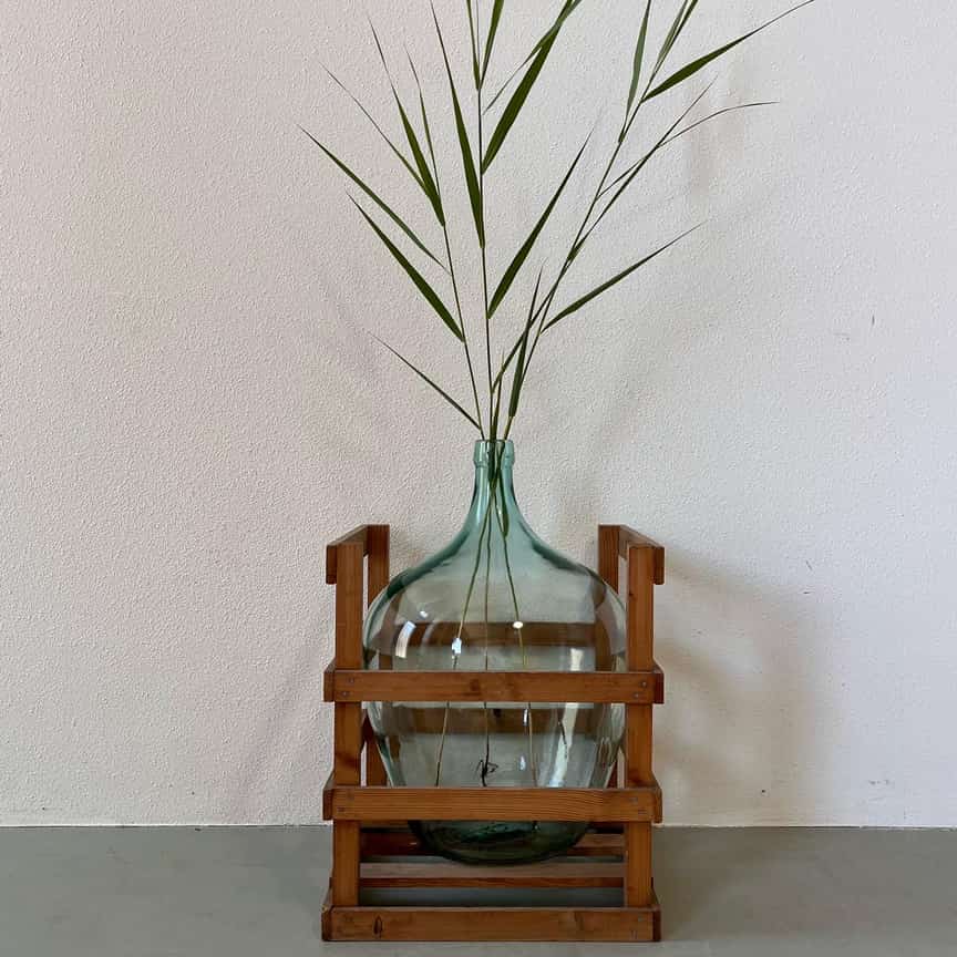 
                  
                    Vintage vaas in krat - LOUI.STORE
                  
                