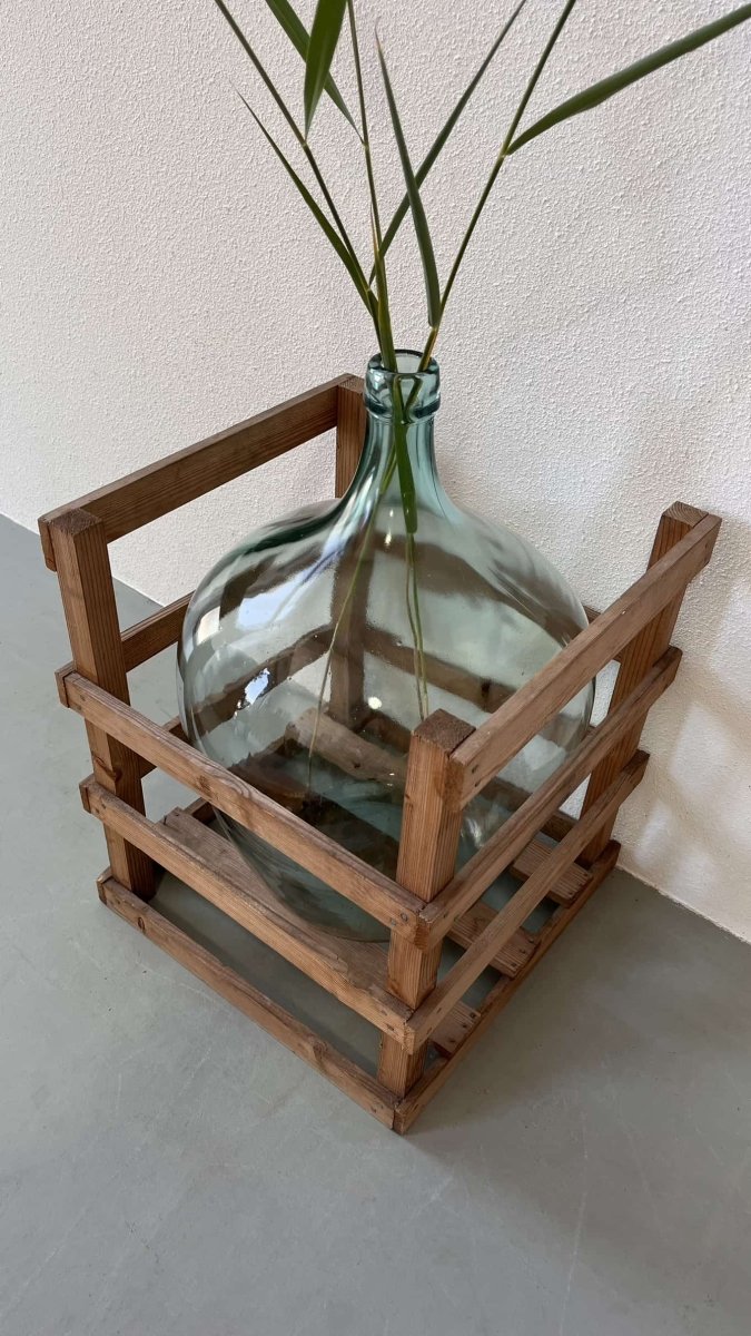 
                  
                    Vintage vaas in krat - LOUI.STORE
                  
                