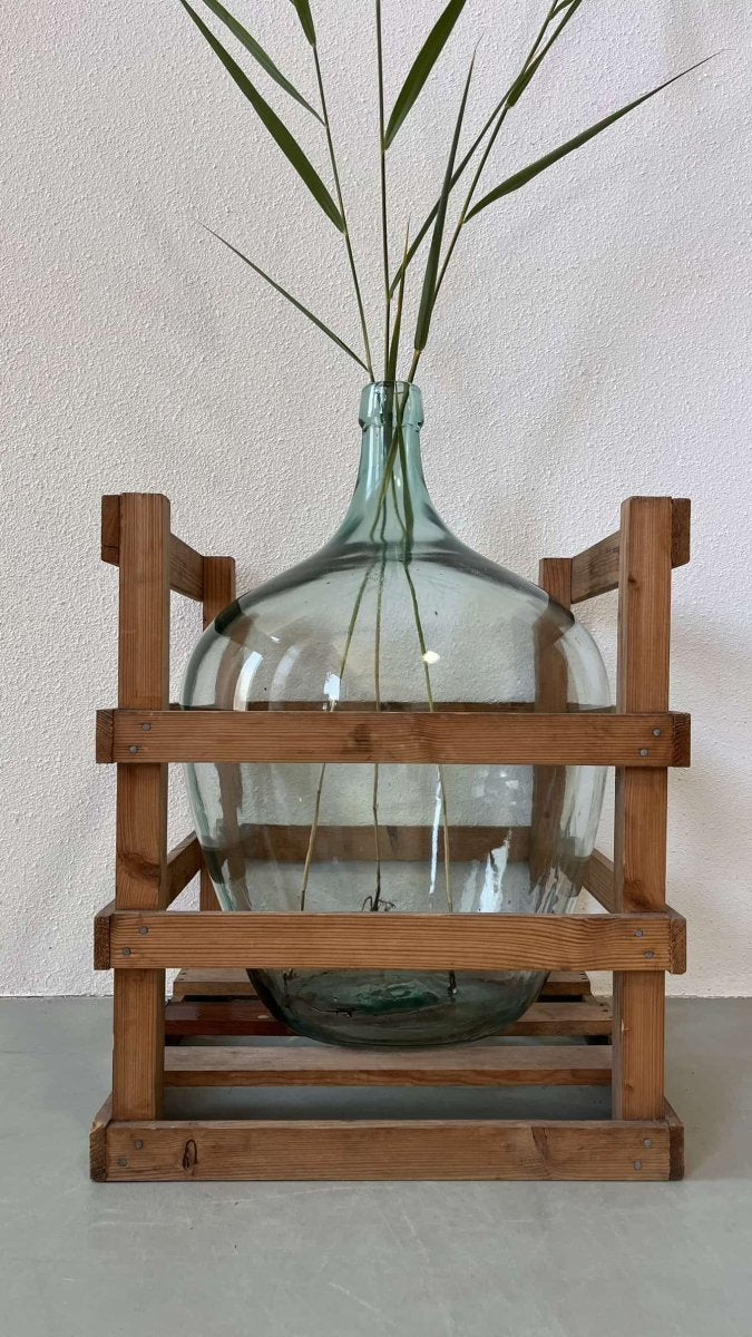 
                  
                    Vintage vaas in krat - LOUI.STORE
                  
                