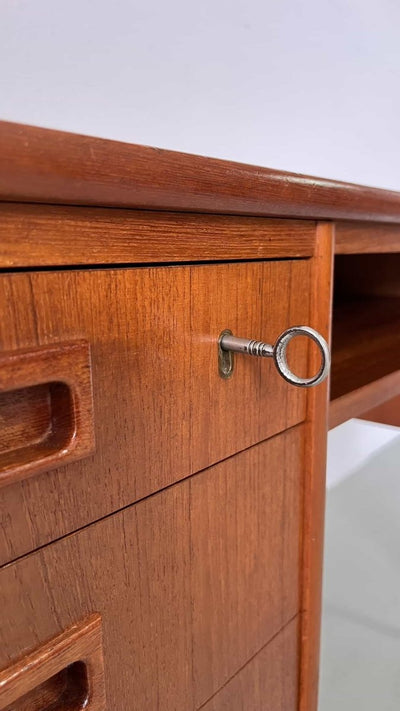 
                  
                    Vrijstaand bureau teak - LOUI.STORE
                  
                