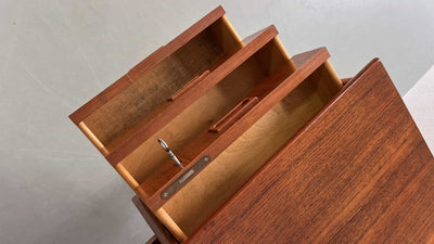 
                  
                    Vrijstaand bureau teak - LOUI.STORE
                  
                