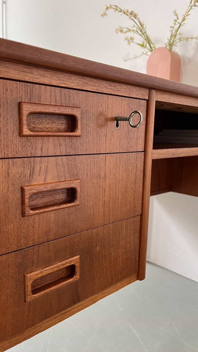 
                  
                    Vrijstaand bureau teak - LOUI.STORE
                  
                