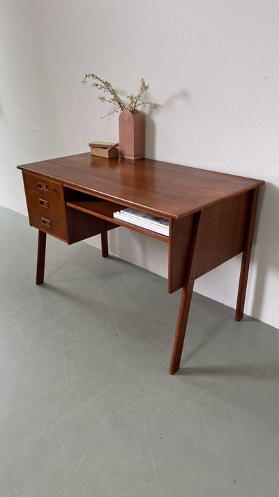 
                  
                    Vrijstaand bureau teak - LOUI.STORE
                  
                